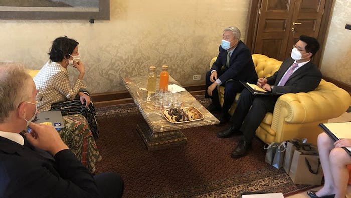 Paola Pisano seduta di fronte all'ambasciatore coreano